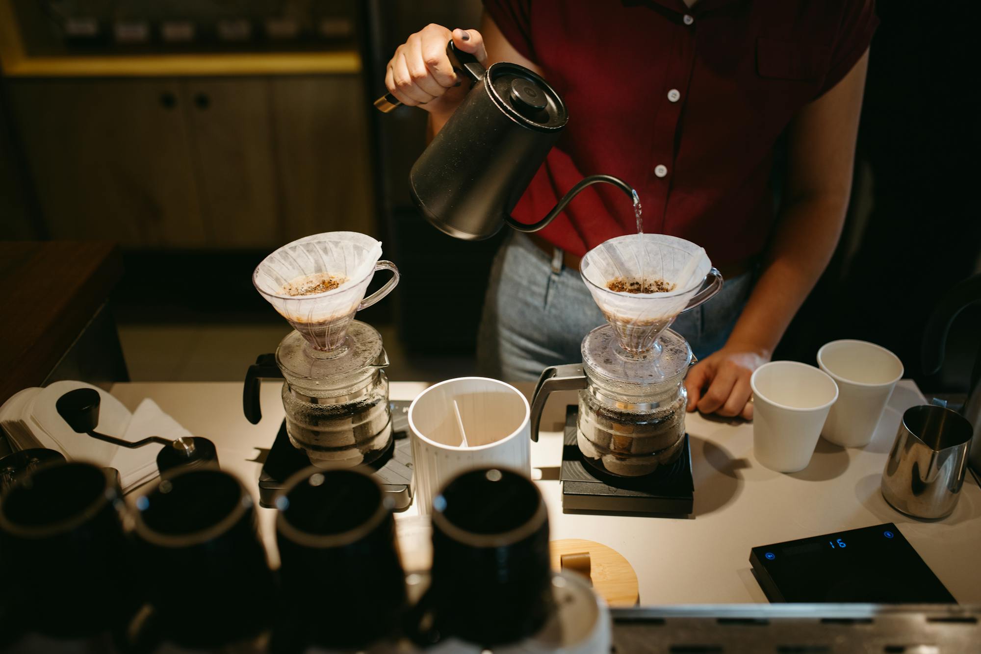 Barista gießt Kaffee auf